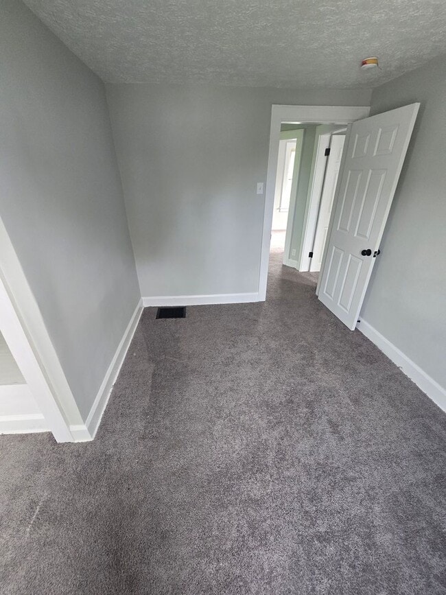3 BEDROOM SINGLE FAMILY HOME - 3 BEDROOM SINGLE FAMILY HOME