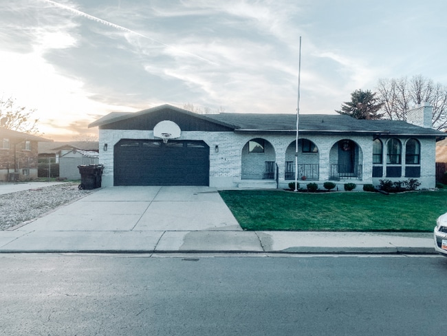 Building Photo - 681 N Valley Dr