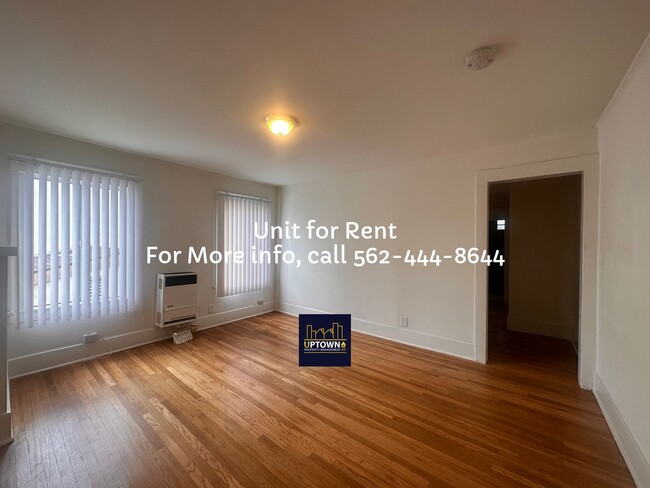 1205 1/2 Tamarind Avenue