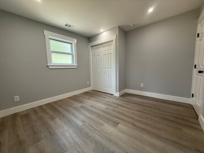 Photo - 1099 Center St SW