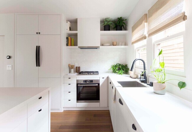 Photo - 1 Bed / 1 Bath Bungalow - 2 Blocks from the beach in Santa Monica Unit 231 Beach St.