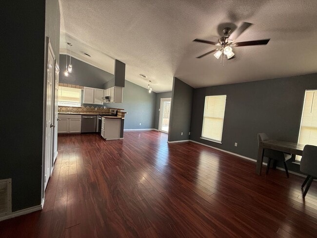 Photo - 3 Bedroom 2 Bathroom Home Close Neighborhood Wal Mart and NMSU-A