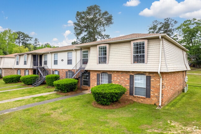 I Bldg in front of Office - Carriage House Apartments