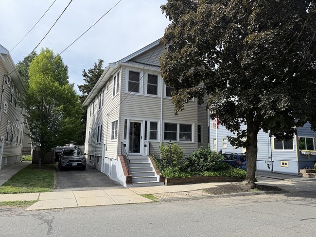 Building Photo - 32-34-34 Chestnut St Unit 32