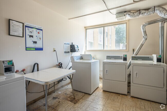 Laundry Room - Oliver 3 Apartments
