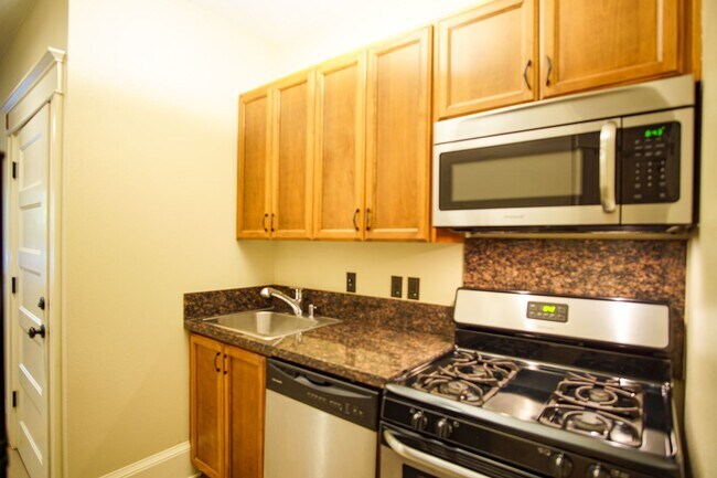 Photo - Historic Building-Beautifully Renovated 1-Bedroom Close-in SE! Unidad 03