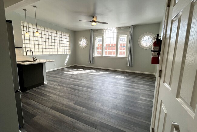 Photo - 45 E King St Apartments