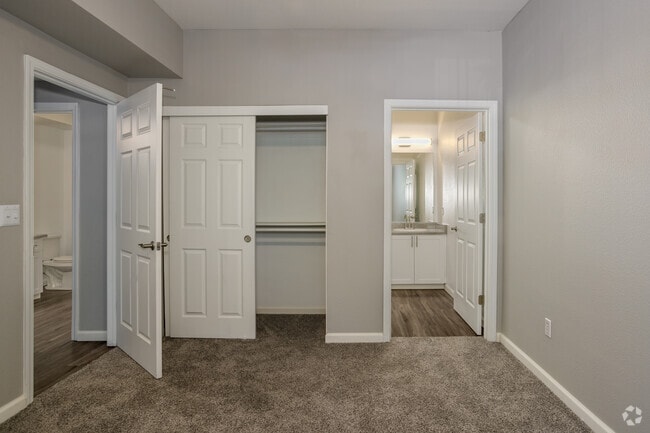 2BR, 2BA - 990SF