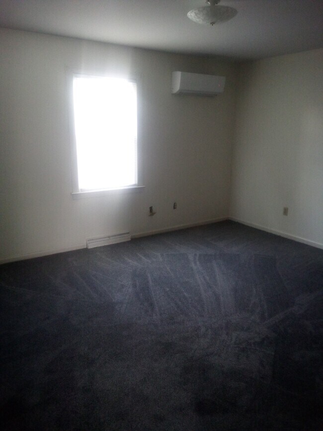 large bedroom 13' X 15' - 703 Monroe St Unit 703-B Monroe St