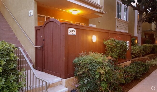 Building Photo - 5404 Balboa Arms Dr Unit 357 Rental