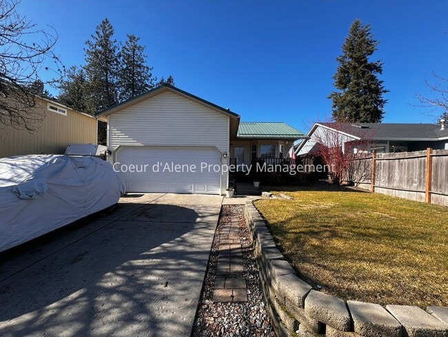 Building Photo - 2 bed, 2 bath house w/ "She-Shed"