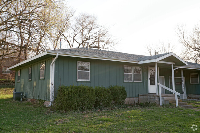 Building Photo - 1008 W Lakewood St Rental