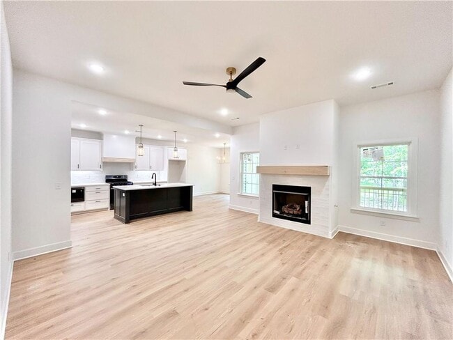 Photo - 8 Kirkdouglas Ln