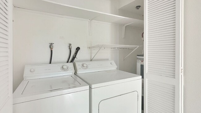 Photo - Exceptional Corner Unit w/ Wraparound Sout... Unidad 201