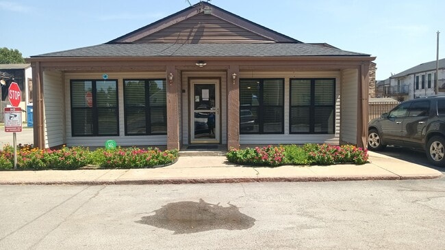 Photo - Shelton Gardens Apartments