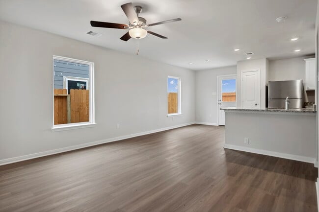 16474 Honeysuckle Hl Dr