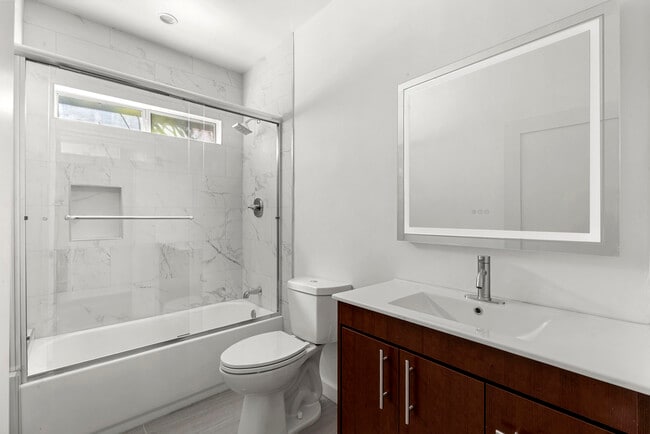 Building Photo - 1301 N Poinsettia Pl Unit 1301