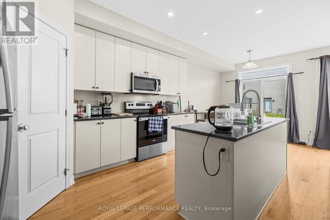 Photo - 709 Namur St