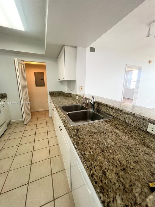 Photo - 19501 W Country Club Dr Unidad 712