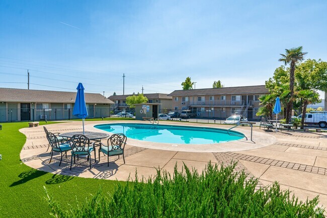 The Pinnacle - Community Pool - The Pinnacle Rental