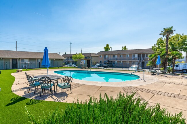 The Pinnacle - Community Pool - The Pinnacle Apartments