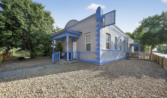 Photo - Charming half duplex in Sloane's Lake