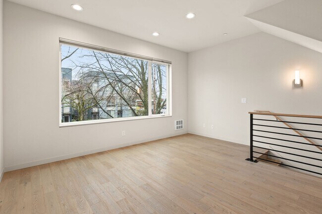 Photo - Townhome in West Seattle’s Admiral District