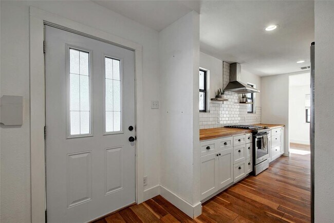 Photo - 6803 Santos St