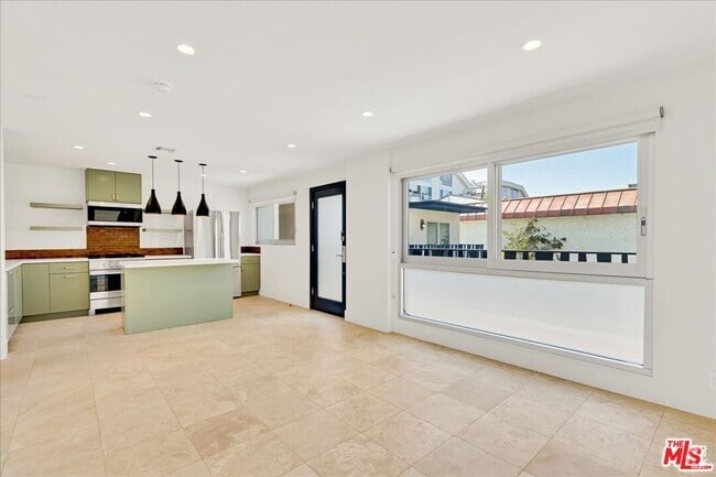 Building Photo - 210 S Hamilton Dr Unit 8 Rental
