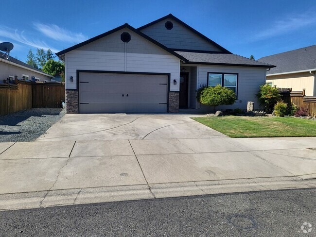 Building Photo - 3 bed 2 bath Home for Rent in Grants Pass