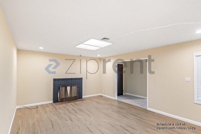 Photo - 685 Carmar St