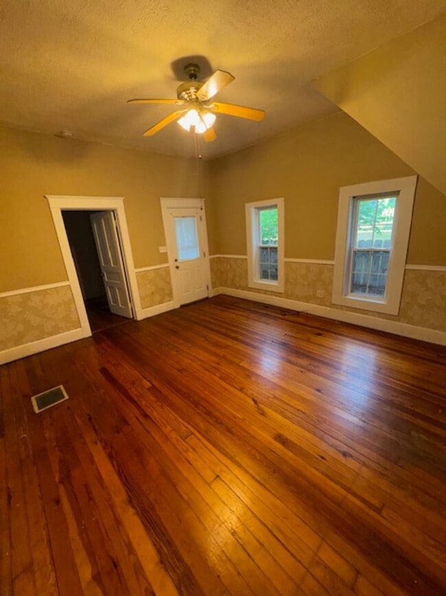 Photo - 658 E Franklin St