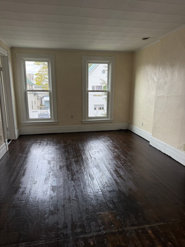 Photo - 137 Vincennes St Unit Upper