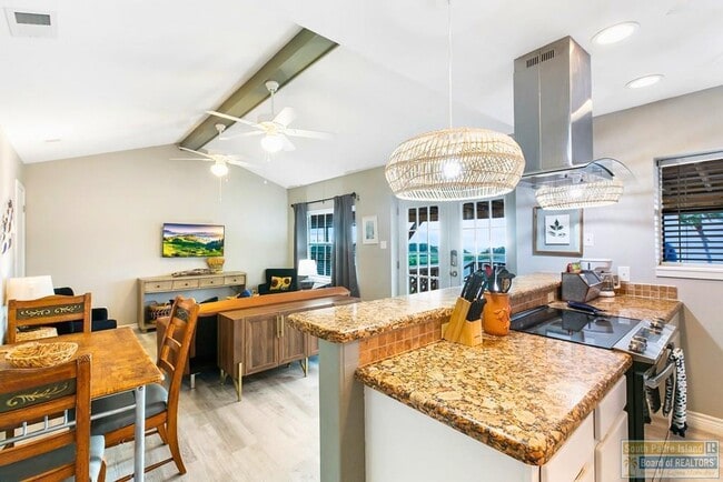 Building Photo - 113 W Sunny Isle Dr Unit 2