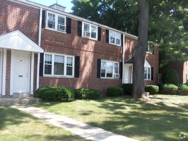 Building - Evergreen Town House Apartments