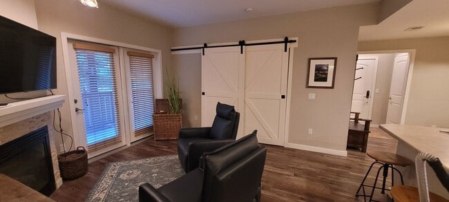 Building Photo - Monterra Delight on Main floor fully furni...