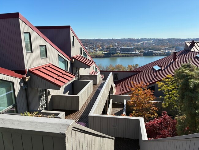 Vista de la entrada exterior - 1040 Hatch St