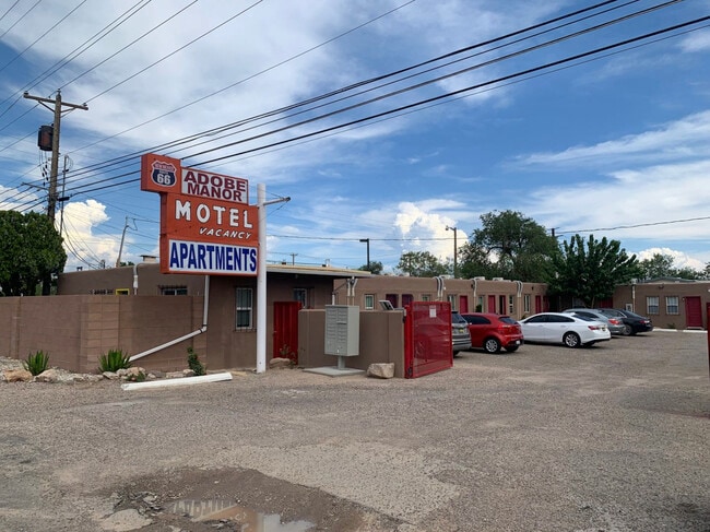 Entrada principal - Adobe Manor Apartments