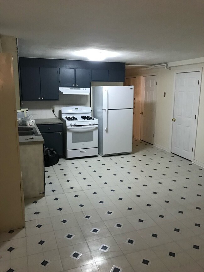 Cocina de buen tamaño con espacio para comer.