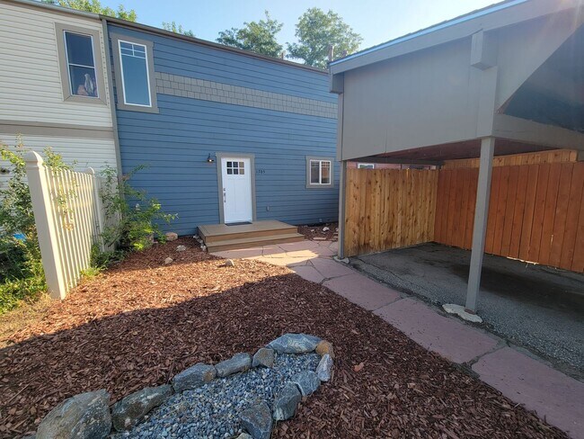 Remodeled Townhome with 2 bedrooms plus, 2... - Remodeled Townhome with 2 bedrooms plus, 2...