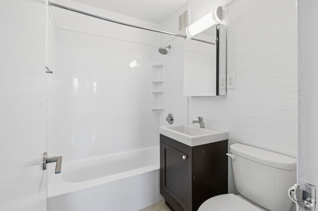 3BR,1.5BA - Bathroom