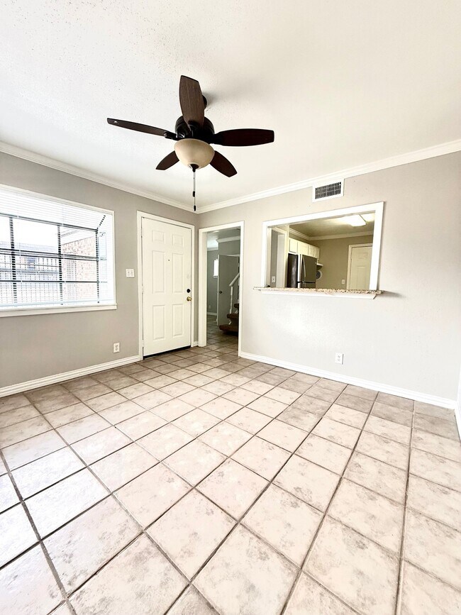 Building Photo - 1518 Wirt Rd Unit 1