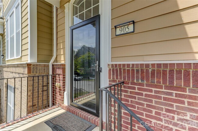 Photo - 905 Lyndley Dr