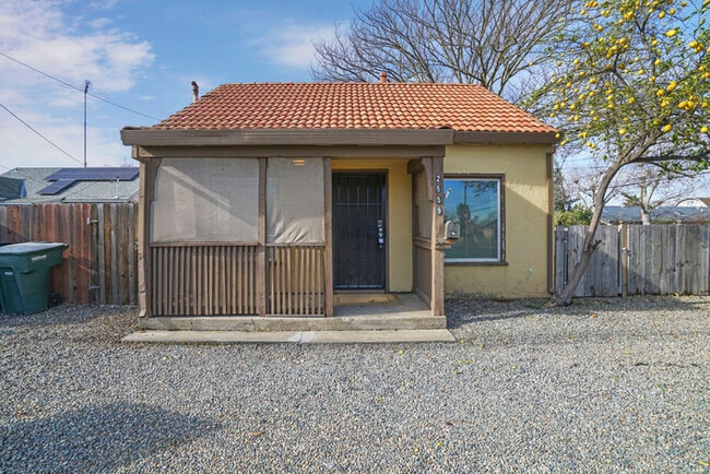 Building Photo - 1 Bed 1 Bath | Del Paso Heights area of Sacramento