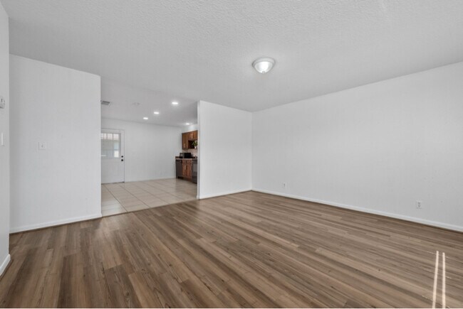 Photo - 911 W Orange St