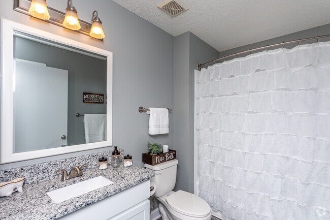 2BR, 2BA - 905 SF