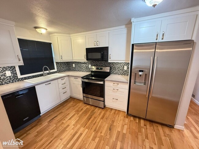 Photo - Beautiful 3-Bedroom Stunning Stone Home with Breathtaking Valley Views!