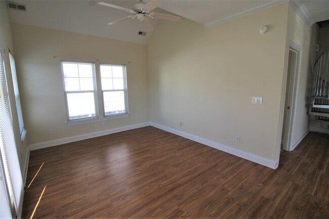 Building Photo - 2BR, 2BA Duplex with Close Water Access fo...