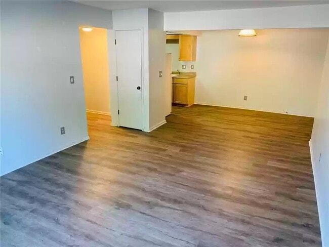 Dining - 9533 University Ave Unit 01