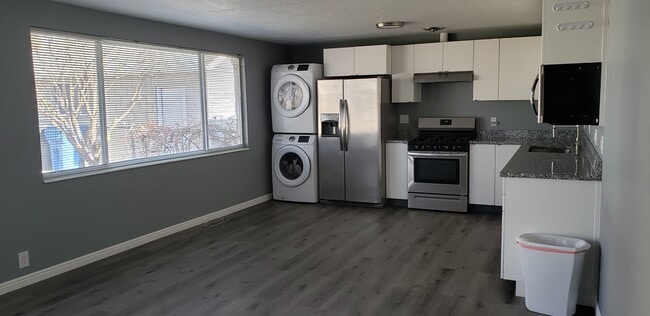 Building Photo - 1548 W 4890 S Unit B Rental